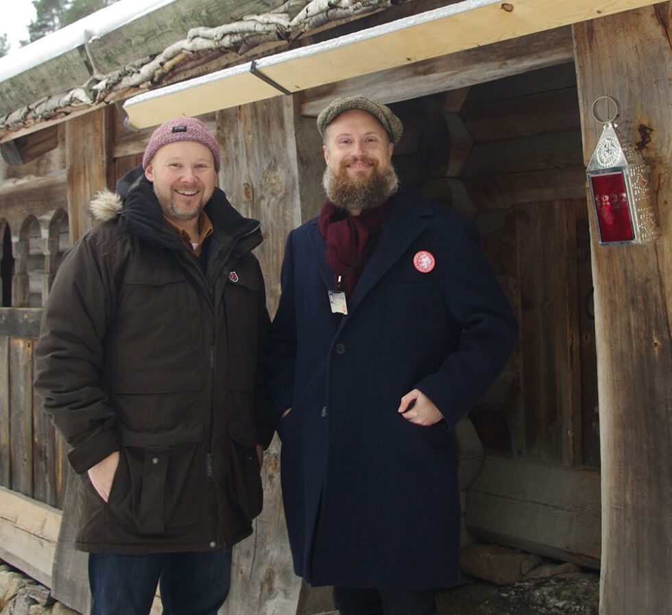 Generalsekretær Trond Enger og Lars Olav Muren fra Norsk Folkemuseum ønsker God jul til alle Fri tankes lesere!
 Foto: Even Gran