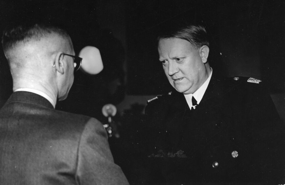 Quisling håndhilder med Josef Terboven, Reichskommissar für die besetzten Norwegischen Gebiete (rikskommissær for de okkuperte norske områder), under en seremoni på Akershus slott 1. februar 1943.