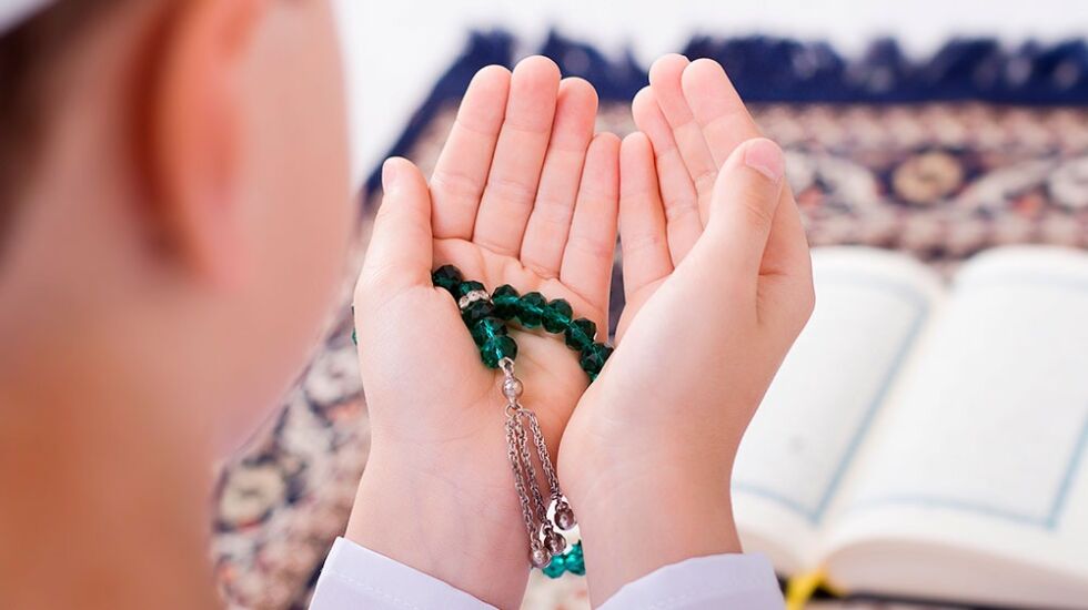 Barna fikk prøve hijab og bønnelue, og det ble resitert vers fra Koranen, heter det i meldingen til foreldrene.
 Foto: Shutterstock