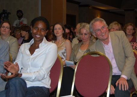 Ayaan Hirsi Ali ble tatt imot som en helt på Atheist Alliances årlige konferanse i Washington DC lørdag. Her sammen med Richard Dawkins mens de hører på Christopher Hitchens foredrag.