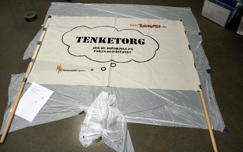 Produksjon av Tenketorg-banner inngår som del av aktiviteten på vårseminaret.
 Foto: Iver Daaland Åse