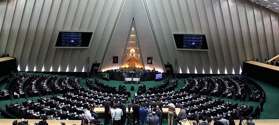 18 av 290 representanter i Irans parlament blir nå kvinner. Samtidig går antallet prester ned, og ender på 16. Bildet viser hovedsalen i Irans parlamentsbygning.
 Foto: Wikimedia commons @Mahdi Sigari