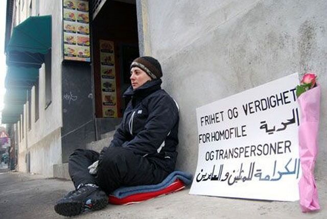 I februar 2011 gjennomførte Sara Mats Azmeh Rasmussen en demonstrasjon for rettighetene til homofile og transpersoner utenfor lokalene til Islamsk Råd Norge i Oslo. Den endte opp med en slags forsoning.
 Foto: Even Gran