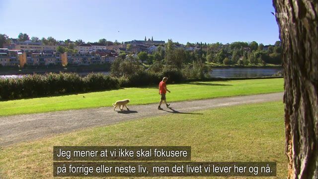 Slik ble forrige sesong av På tro og Are avsluttet: "Jeg mener at vi ikke skal fokusere på forrige eller neste liv, men det livet vi lever her og nå". FOTO: NRK