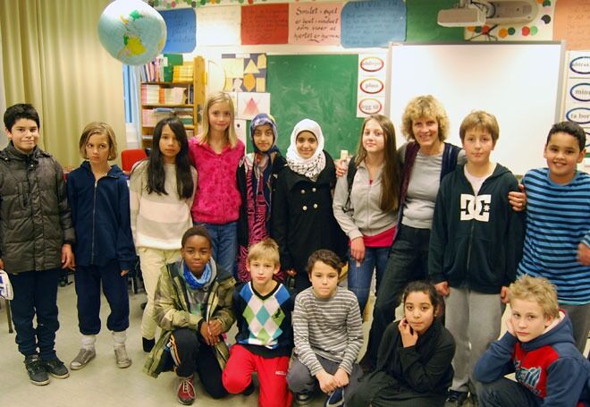 Unni Helland (nr. tre fra høyre, øverst) er kontaktlærer for denne 6.-klassegjengen. 30 ulike nasjoner er representert i Fjell skole i Drammen.
 Foto: Even Gran