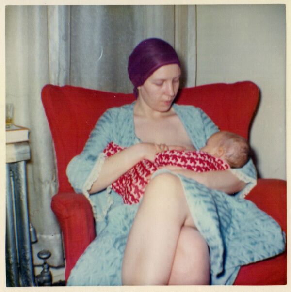 Toril Swan med sin lille babysønn i USA i desember 1972.
 Foto: privat