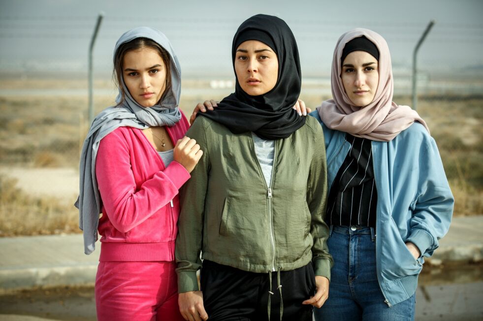 Serien «Kalifat» følger blant annet tre svenske muslimske jenter som rekrutteres av terrorgruppa «Den islamske staten». Fra venstre Sulles lillesøster Lisha (Yussra El Abdouni), Suleika «Sulle» (Nora Rios) og venninnen Kerima (Amanda Sohrabi).
 Foto: Johan Paulin/SVT