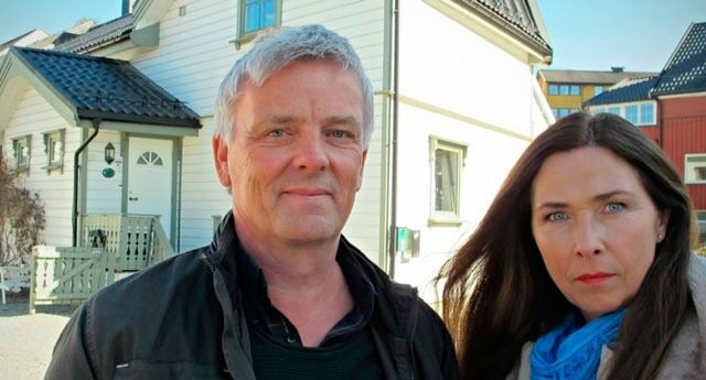 Programleder i Åndenes makt, Tom Strømnæss og «klarsynte» Gro Helen Tørum foran huset i Drammen. Se TV-Norges omtale av sendingen her.
 Foto: TVNorge