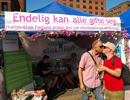 Human-Etisk Forbunds fylkeslag i Oslo deltar med stand under årets EuroPride 2014, slik laget pleier under Skeive dager. Her fra Skeive dager i 2009, da forbundet markerte den nye ekteskapsloven.
 Foto: Even Gran