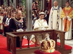 Det er tette bånd mellom kongehuset og Den norske kirke. Nå vet vi at Kongen selv har et politisk ønske om at dette skal fortsette. Bildet er fra kongesigningen i Nidarosdomen i 1991.