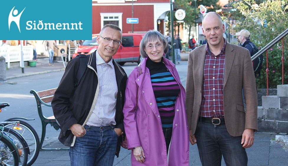 Sidmennt-veteran Hope Knútsson med generalsekretær Bjarni Jónsson og styreleder Jóhann Björnsson på gata i Reykjavik.
 Foto: Even Gran