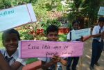 Periyar-elevene viste fram plakater med gode holdninger.  Foto: Even Gran