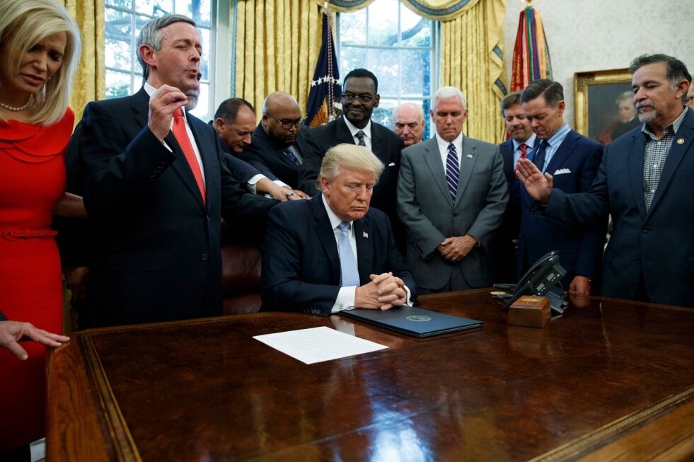 Trump sammen med noen av sine mest lojale støttespillere.
 Foto: Scanpix/Ap/Evan Vucci