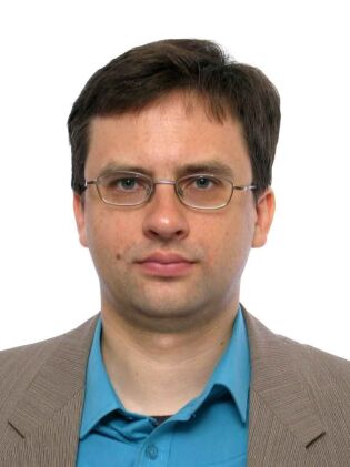 Giftig: Rafal Pankowski, sosiolog og leder for organisasjonen «Never Again», mener at utbredelsen av konspirasjonsteorier, inkludert vaksinemotstand, kan knyttes direkte til den politiske situasjonen i Polen.