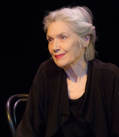 «Av måneskin gror ingenting» er skuespiller Ragnhild Hilts avskjedsforestilling på Det Norske Teatret, som hun har vært tilknyttet i 43 år. Hun har selv dramatisert romanen for scenen, og det er tredje gangen hun framfører monologen - denne gangen som en eldre kvinne.
 Foto: Dag Jenssen/Det Norske Teateret