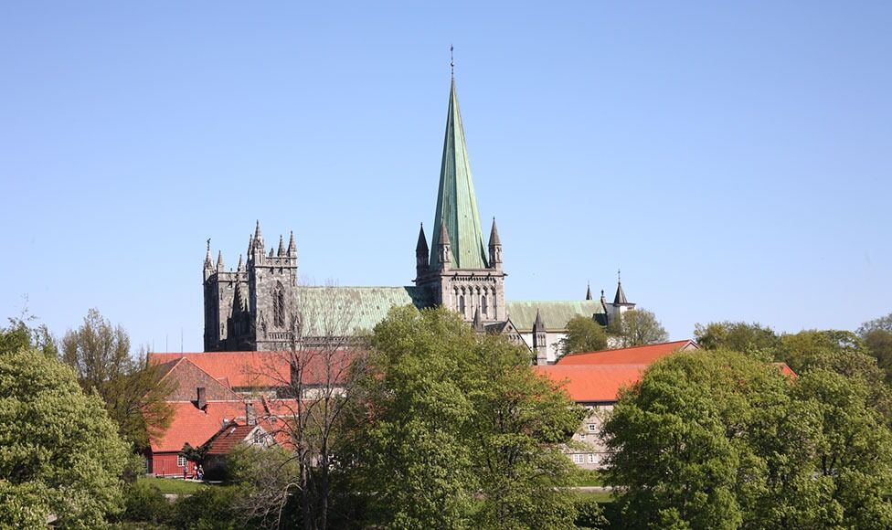I Trondheim fjerner menighetene tros- og syndsbekjennelsen fra skolegudstjenestene, slik at de skal bli mer tilgjengelige.
 Foto: Wikimedia commons @ Einar Fredriksen