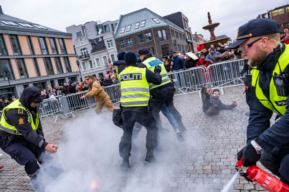 Sians frontfigur Arne Tumyr kastet Koranen under Sians demonstrasjon på Torvet i Kristiansand. Det førte til basketak mellom demonstranter og politi da noen brant deler av en bok.
 Foto: Tor Erik Schrøder / NTB scanpix