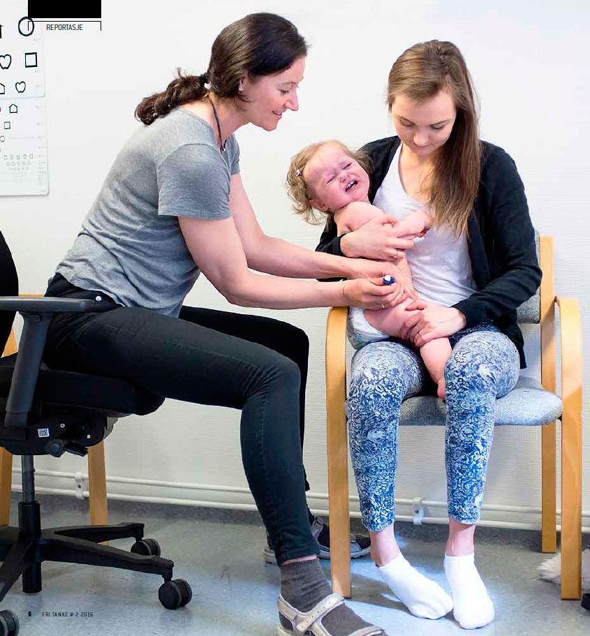 Lille Pernille er kommet sammen med mamma Katrine Rokkones til Helsestasjonen der helsesøster Berit Brusdal Havre setter 12-månedersvaksinen.
 Foto: Silje Robinson