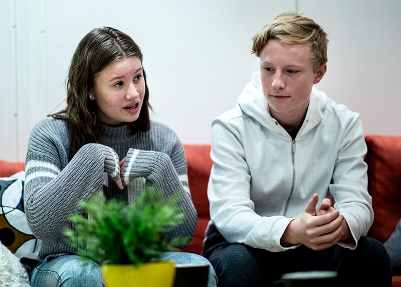 Jenny Skjølberg Jensen (t.v.) og Christoffer Rovland mener friheten på skolen gjør dem godt.
 Foto: Marte Gjærde