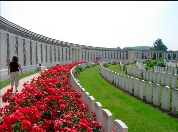 Den 21. juni fikk britiske humanister lov til å være med og legge ned en krans på Tyne Cot Memorial i Belgia.