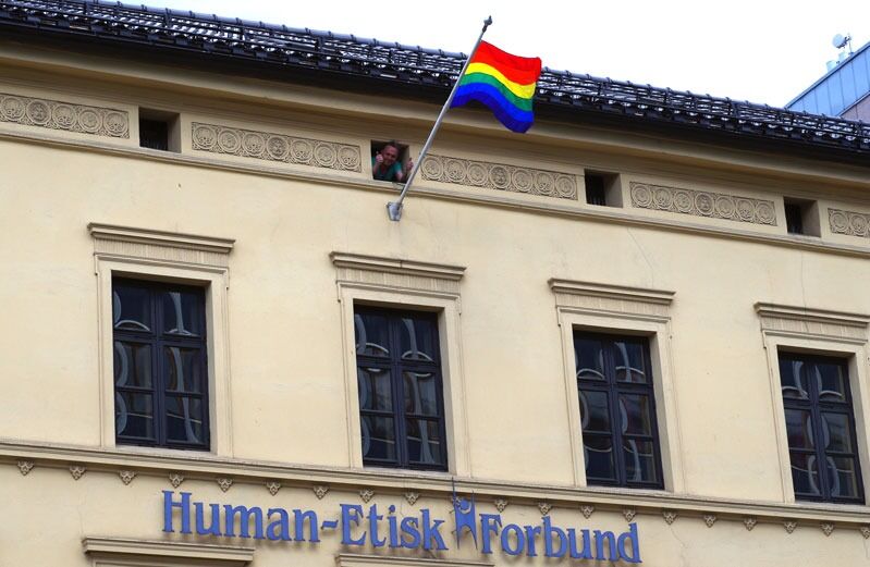 Fredag ble regnbueflagget heis på fasaden til Humanismens hus. Dette er Human-Etisk Forbunds måte å markere EuroPride 2014, som går av stabelen i Oslo fra 20.-29.juni.
 Foto: Ida Eliassen-Coker