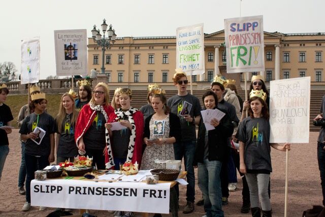 Humanistisk Ungdom demonstrerte for prinsesse Ingrid Alexandras religionsfrihet i går.
 Foto: Marit Simonsen