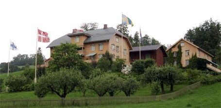 Det var i 1875, da Bjørnson flyttet til Aulestad nord for Lillehammer, at han begynte å vende seg mot religionen. Flaggene symboliserer Bjørnsons skandinavisme. Foto: Panoramio/Leif Ree-Pedersen