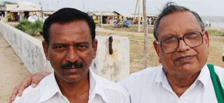 Shri. Lavanam (t.h.) fra Ateistsenteret i Vijayawada har siden 1974 vært sentral i reformarbeidet av de kriminelle i Stuartpuram.