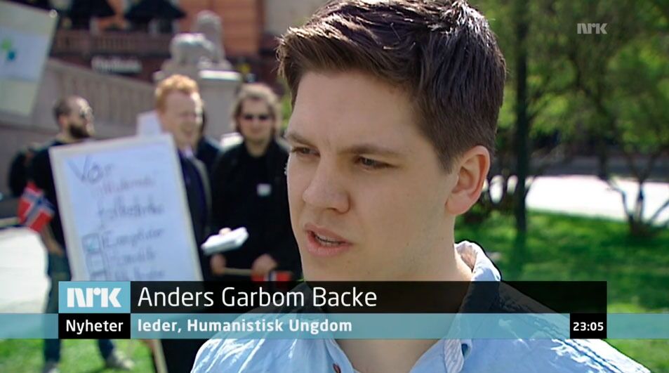 Leder i Humanistisk Ungdom, Anders Garbom Backe, ble intervjuet på NRK Kveldsnytt lørdag kveld. De laget et innslag om HUs aksjon. Se innslaget her.