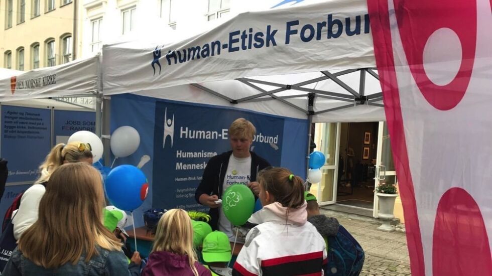 Human-Etisk Forbunds stand i 2017. Her tar Kristoffer Løge tar sin turn som frivillig.
 Foto: Marianne Løge