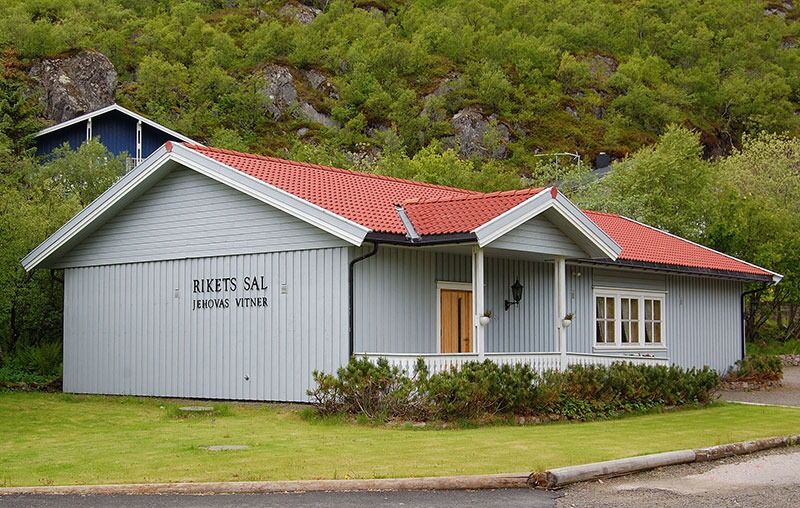 Jehovas vitner har menigheter over hele Norge. I 2018 hadde de 12.566 tilskuddsberettigede medlemmer. Menighetshusene deres kalles «Rikets sal» og er ofte anonyme hus med få og små vinduer. Her er «Rikets sal» i Svolvær, Lofoten.
 Foto: Wikimedia commons@Petr Šmerkl