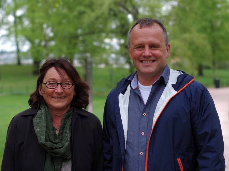 Generalsekretær Kristin Mile og styreleder Tom Hedalen hyller årets fredsprisvinnere.