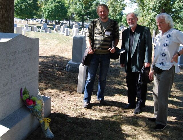 Robert G. Ingersoll er et stort navn i humanistbevegelsen også internasjonalt. Her besøker en liten delegasjon fra Human-Etisk Forbund graven hans på Arlington Cemetery i Washington DC i 2007. Fra venstre: Even Gran, Levi Fragell og Ronnie Johansson.