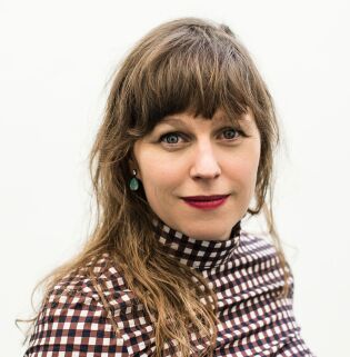 Hilde Østby er forfatter, skribent og litteraturkritiker. Hun har gitt ut romanen Leksikon om lengsel og sakprosaboken Å dykke med sjøhester. En bok om hukommelse, sammen med nevropsykolog Ylva Østby.