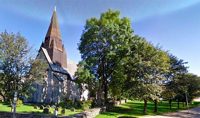 Voss kirke, eller Vangskyrkja som den også kalles, får ikke besøk fra Skulestad skole i år. Men noen av elevene vil kanskje komme likevel.
 Foto: Google street view