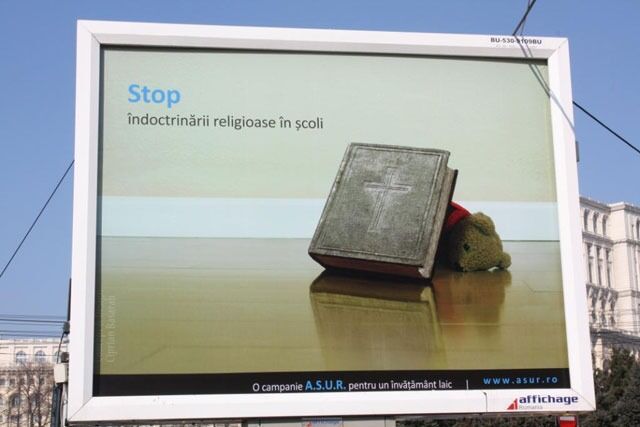 ASUR hadde en stor kampanje mot religiøs indoktrinering i skolene i 2011. Her er en av de store plakatene som hang rundt i Romanias byer. Mer om aksjonen her.