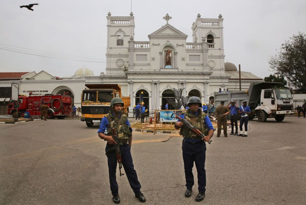Soldater utenfor den ødelagte St. Anthony-kirken i Colombo. I denne kirken har sikkerhetsstyrker har funnet 15 døde, inkludert seks barn, etter terrorangrepene i påsken.
 Foto: NTB-Scanpix/AP