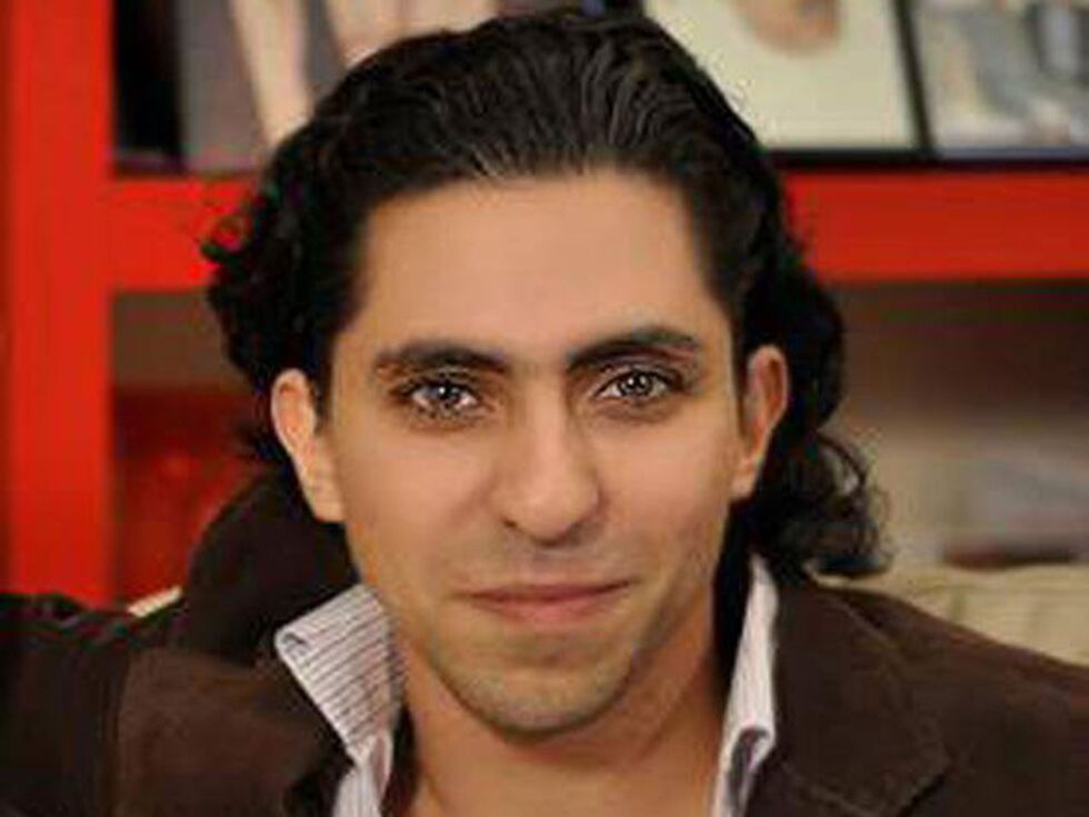 Den saudiarabiske bloggeren Raif Badawi soner en dom på ti års fengsel og er også idømt 1.000 piskeslag og en millionbot etter å ha utfordret kongefamilien i Saudi-Arabia.