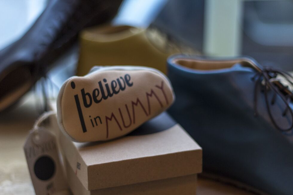 «I believe in Mummy», ein av tre forskjellige typar babysko Atheist Shoes tilbyr.
 Foto: Dan-Raoul Husebø Miranda