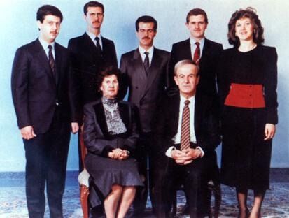 Syrias enehersker gjennom 30 år, Hafez al-Assad, med kone og fem barn – bakerste rekke fra venstre: Maher, Bashar, Bassel, Majid og Bushra al-Assad. Det var i utgangspunktet Bassel som var tiltenkt rollen som Hafez al-Assads etterfølger, men da han ble drept i en bilulykke i 1994, ble Bashar den utvalgte arvingen.