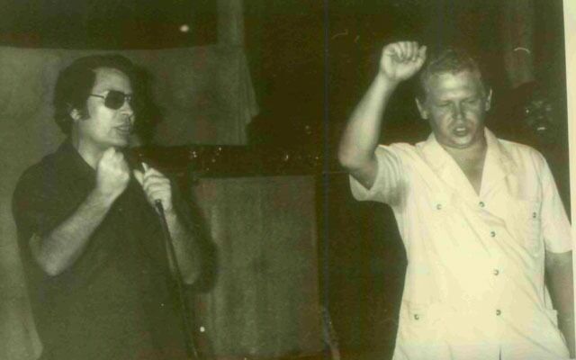 Jim Jones (t.v.) og en ukjent gjest i Jonestown i 1977/1978.

Se mange flere bilder på Peoples Temple / Jonestown Gallery