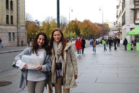 Rana (15) og Helen (15) fra Lofsrud ungdomsskole solgte boller utenfor Stortinget.