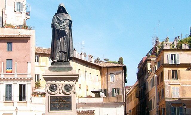 På Campo de Fiori i Roma står det en statue av Giordano Bruno. Han ble brent på bål i 1600, men ikke på grunn av sine vitenskapelige ideer om at jorda går rundt sola og stjernene er fjerne soler.
 Foto: Wikimedia commons: Sputnikcccp