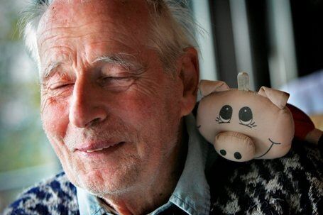 Den aldrende Arne Næss vil bli husket for blant annet sin lekenhet, med blant annet tøygrisen Timotei. Foto: Scanpix