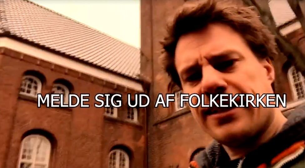 Anders Stjernholm og Ateistisk Selskab driver en kampanje for å få folk til å melde seg ut av Folkekirken i Danmark. «Kanskje du heller vil betale penger til noe som finnes», sier Stjernholm i denne videoen.
