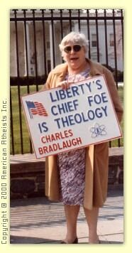 Madalyn Murray O'Hair demonstrerer foran Det hvite hus i 1982. Foto: American Atheists