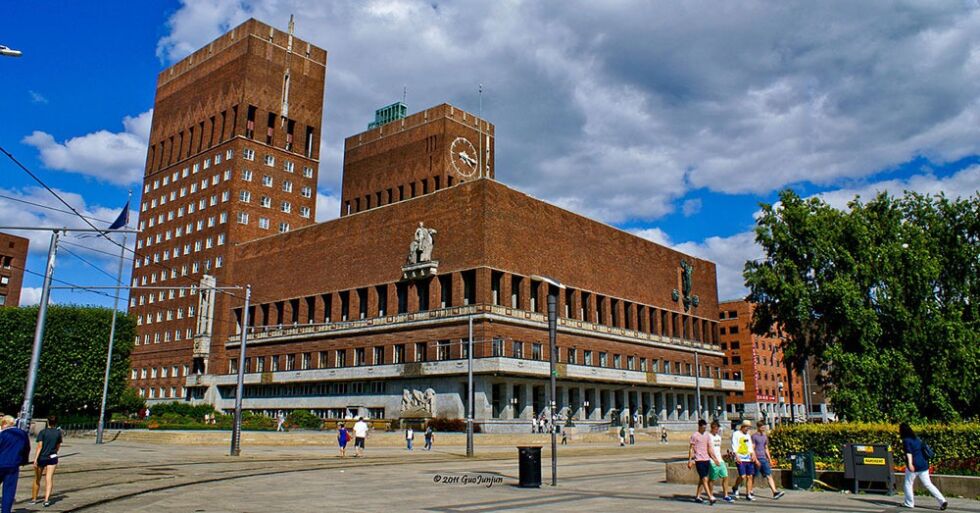 Etter å ha blitt åpnet for alle slags vigsler i 2017, er Oslo rådhus nå kun tilgjengelig for kommunens egne, borgerlige vigsler.
 Foto: Wikipedia commons@GuoJunjun