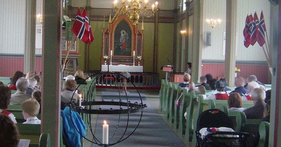 Enkelte steder legges gudstjenesten midt i fellesfeiringen på 17. mai slik at den blir vanskelig å velge bort.
 Foto: Wikipedia commons@Halvard Hatlen