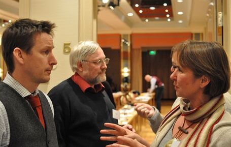 Asle Toje i diskusjon med menneskerettighetsekspert Lillian Hjort. I bakgrunnen: Lars Gule.