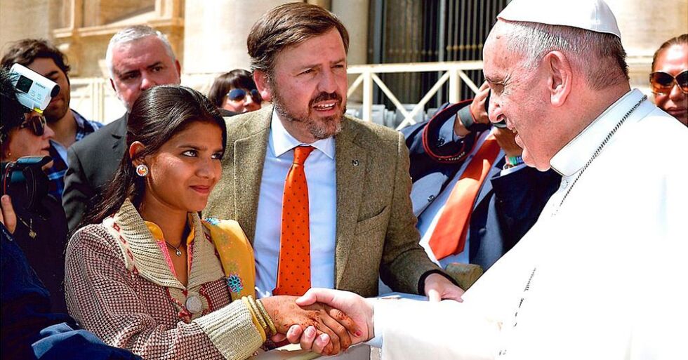 Den katolske kirken har engasjert seg sterkt i saken til den kristne kvinnen Asia Bibi. Her møter Asia Bibis datter og mann pave Frans i april 2015.
 Foto: Wikimedia commons@HazteOir.org